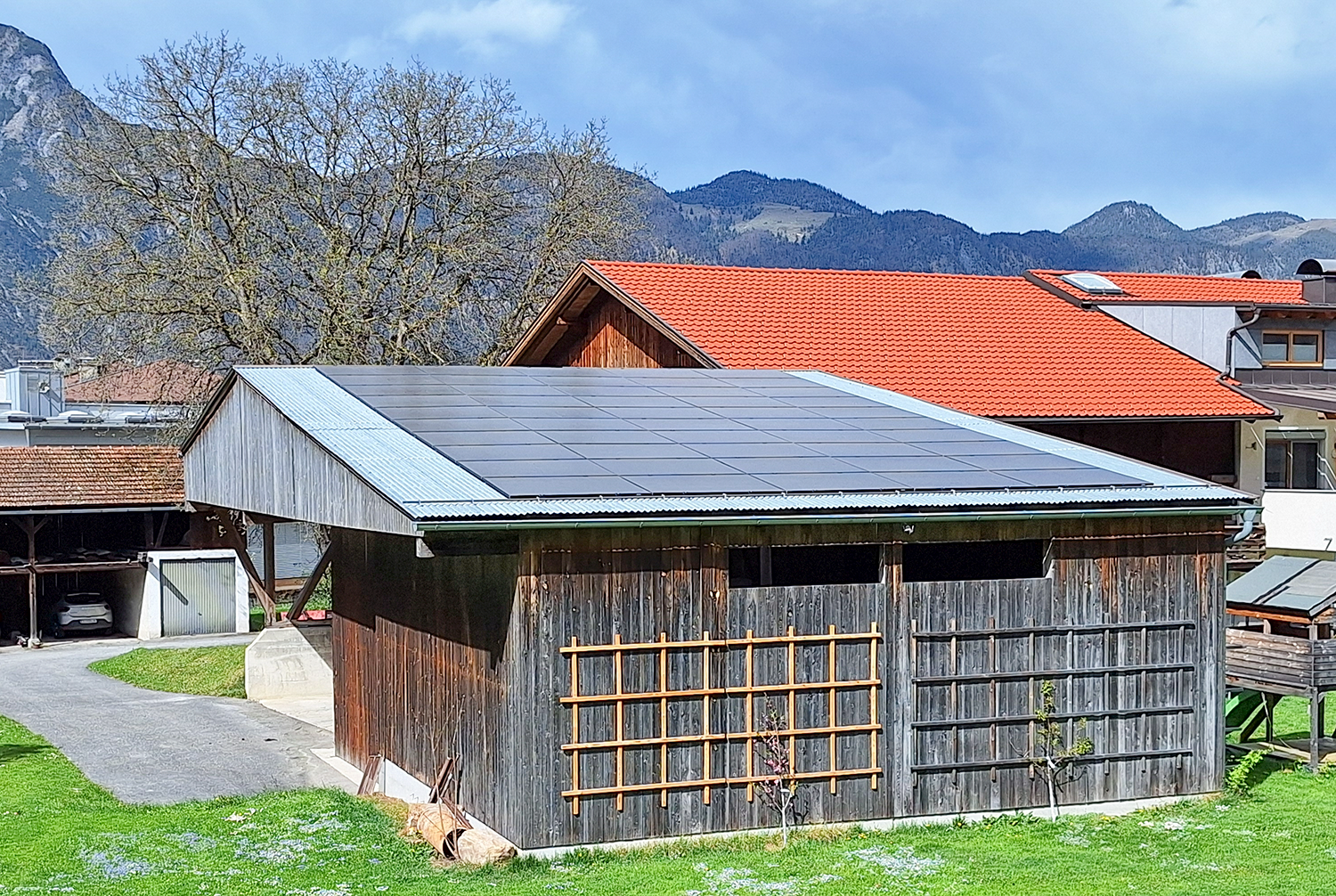 Landwirtschaftliches Gebäude mit Photovoltaikanlage am Dach © Schiessling