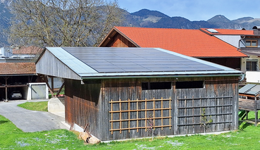 Landwirtschaftliches Gebäude mit Photovoltaikanlage am Dach © Schiessling