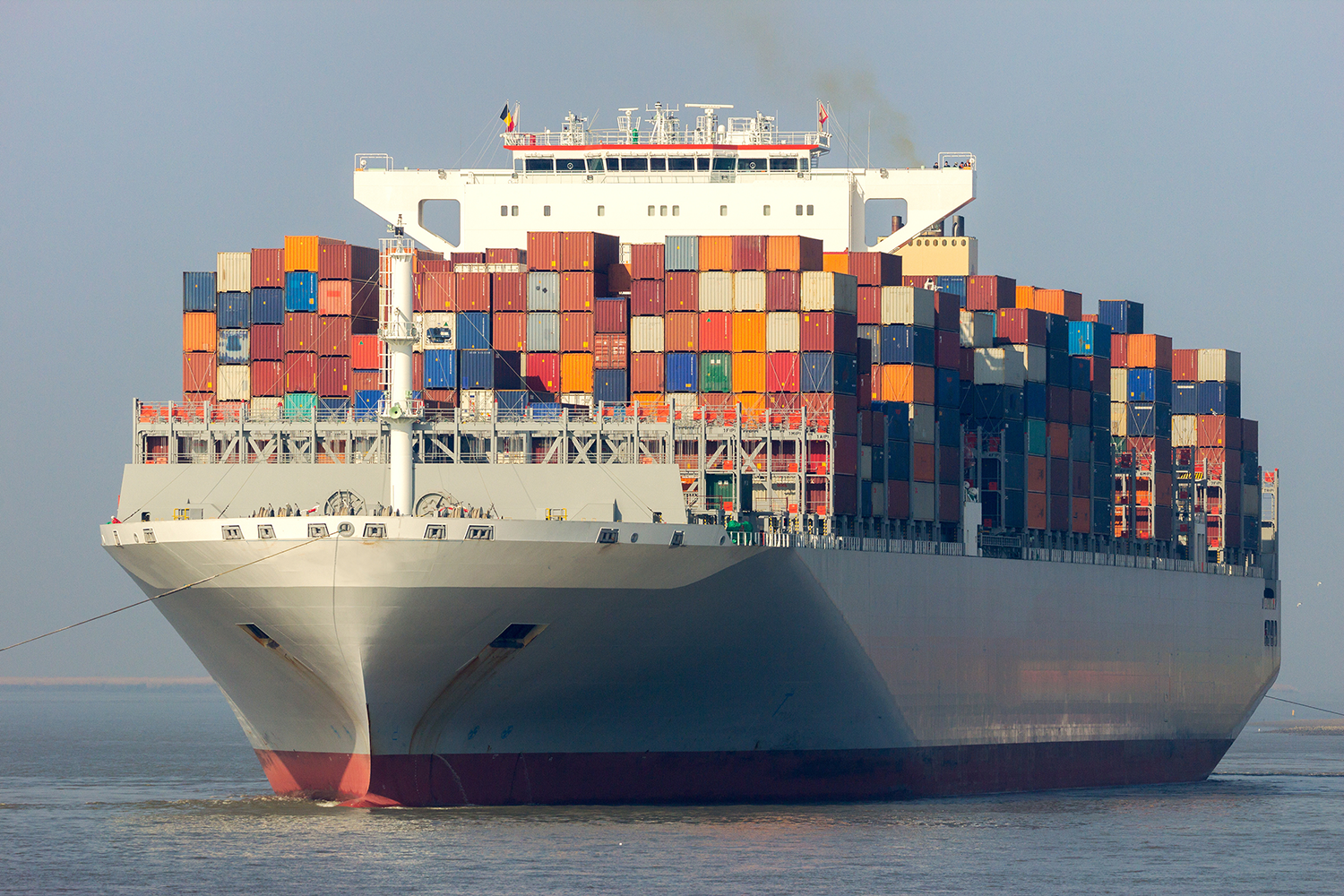 Frachterschiff mit vielen Containern © VanderWolf Images – stock.adobe.com