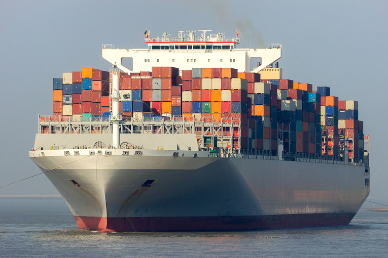 Frachterschiff mit vielen Containern © VanderWolf Images – stock.adobe.com