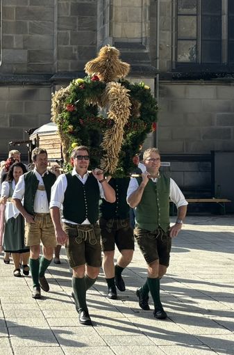 Männer tragen die Erntekrone_LK OÖ.jpg © Landwirtschaftskammer OÖ