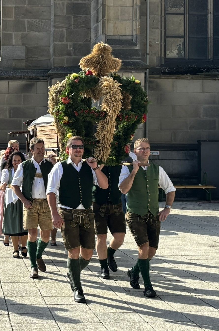 Männer tragen die Erntekrone_LK OÖ.jpg © Landwirtschaftskammer OÖ