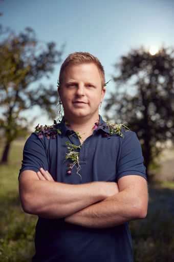 Josef Ratzenböck produziert auf kleinstem Raum Microgreens. © Ratzenböck