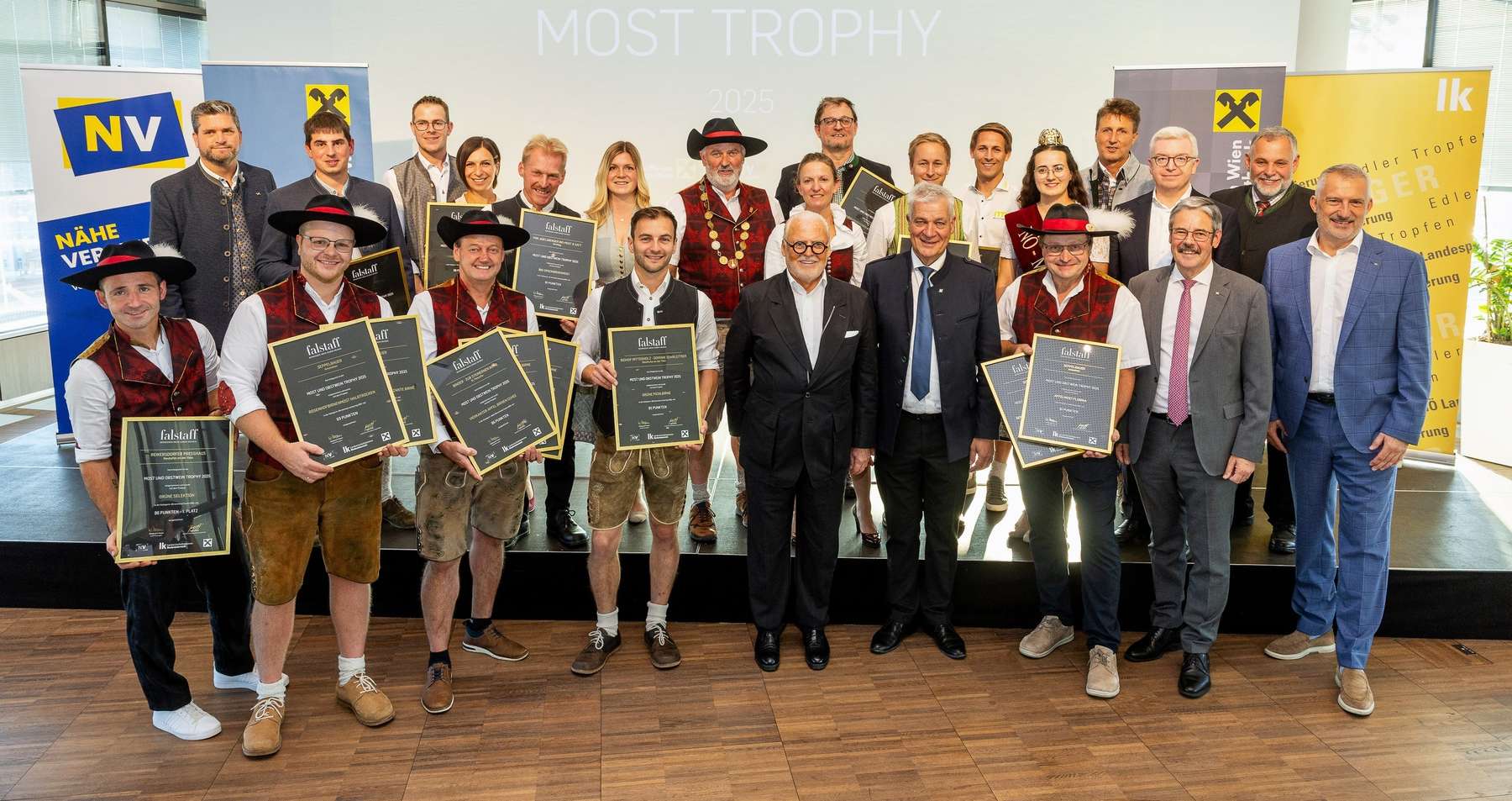 Gruppenfoto Mostropolis.jpg © Mostropolis/DidiRath Gruppenfoto Mostropolis.jpg © Mostropolis/DidiRath