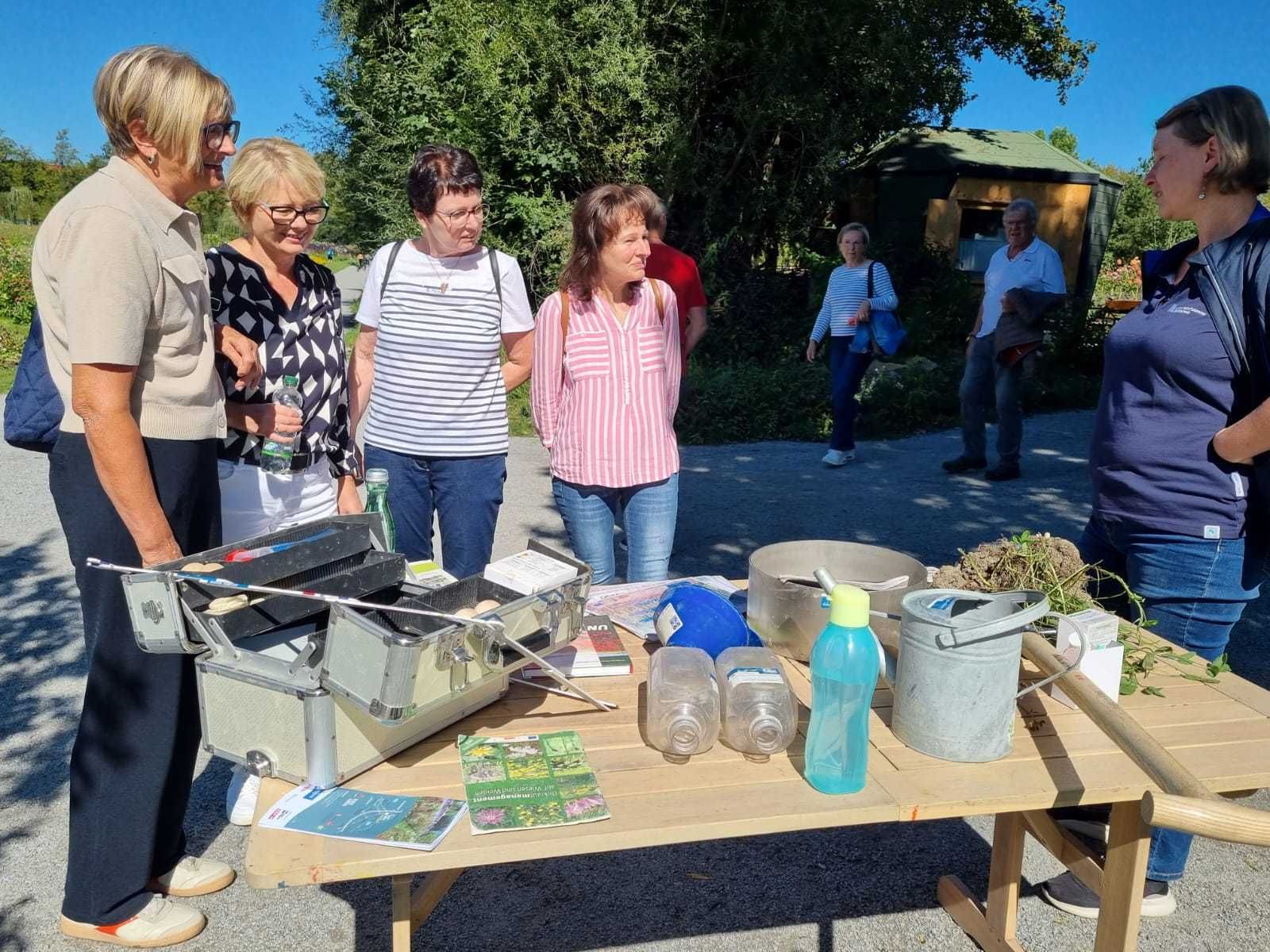 Bodenkoffer bei der Landesgartenschau "INNsGRÜN" in Schärding: Das Interesse war groß bei den Gartenbesitzern! Obwohl für die Landwirtschaft entwickelt, hat der Bodenkoffer auch beim Einsatz im Hausgartenbereich seinen Platz gefunden. Infos auf www.bodenkoffer.at! Die Zusammenarbeit zwischen LEADER Oberinnviertel-Mattigtal und Boden.Wasser.Schutz.Beratung ist nicht nur ausgezeichnet, sondern auch äußerst inspirierend und erfolgreich - das zeigt sich beim Projekt "Bodenkoffer". Danke! © BWSB