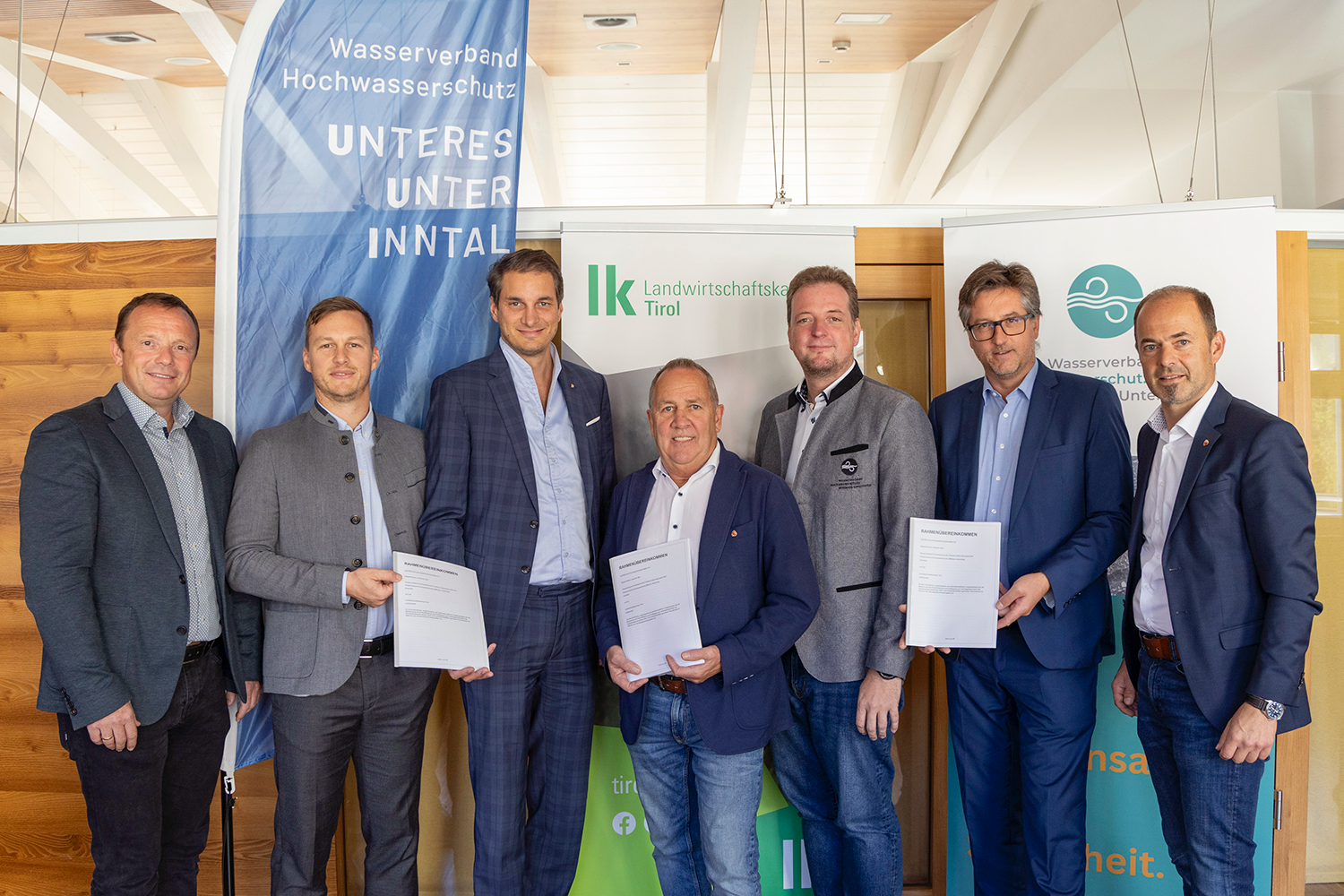 Pressefoto mit LK-Ausschussobmann Romed Giner, GF Paul Koller, Obmann Michael Riedhart, Obmann Michael Huber, GF Patrick Hörhager, LK-Rechtsabteilungsleiter Hans Gföller und LK-Präsident Josef Hechenberger. © Die Fotografen