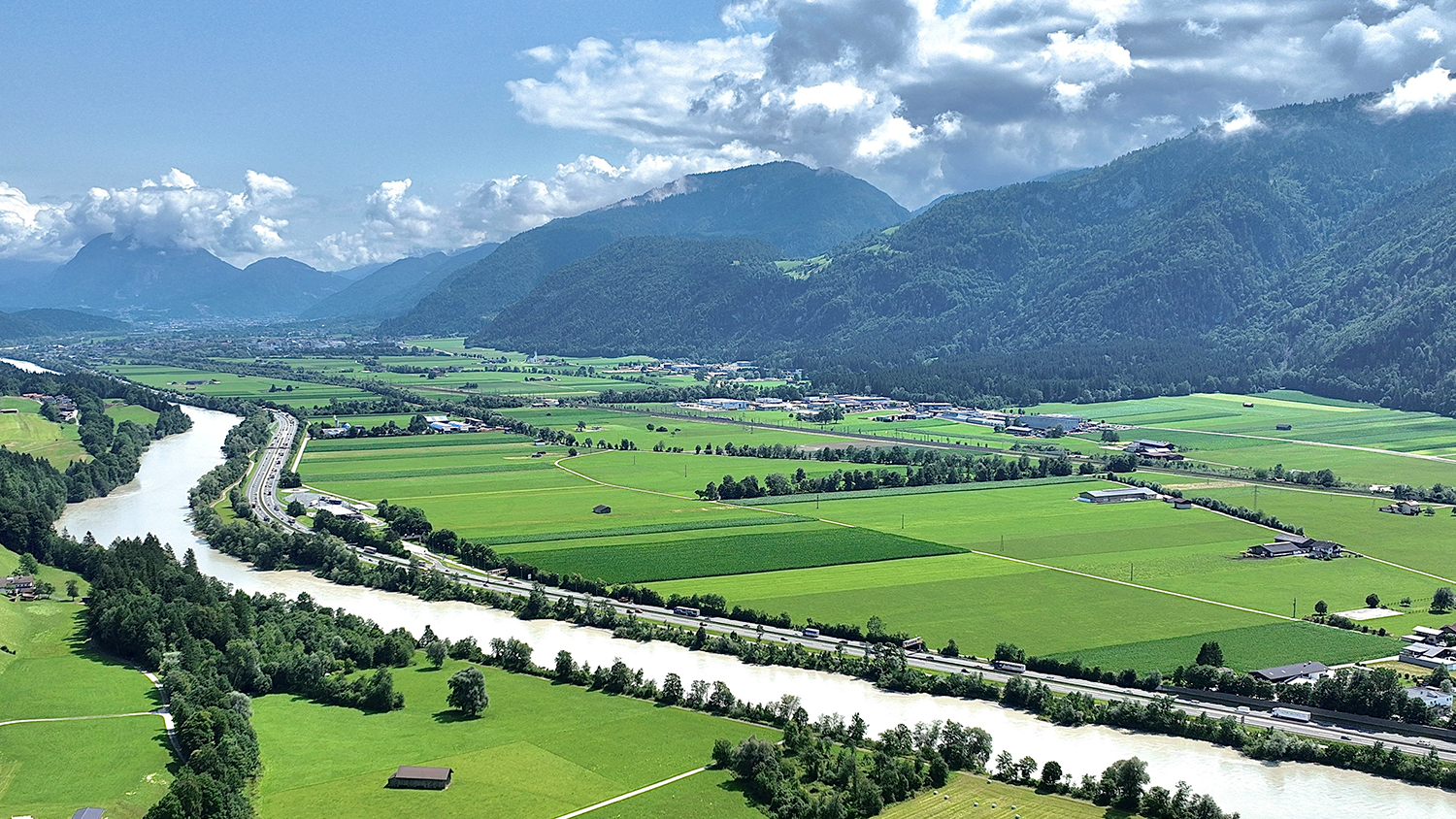 Drohnenaufnahme von oben: Unterinntal mit Inn und landwirtschaftlichen Feldern © Wasserverband Unteres Unterinntal