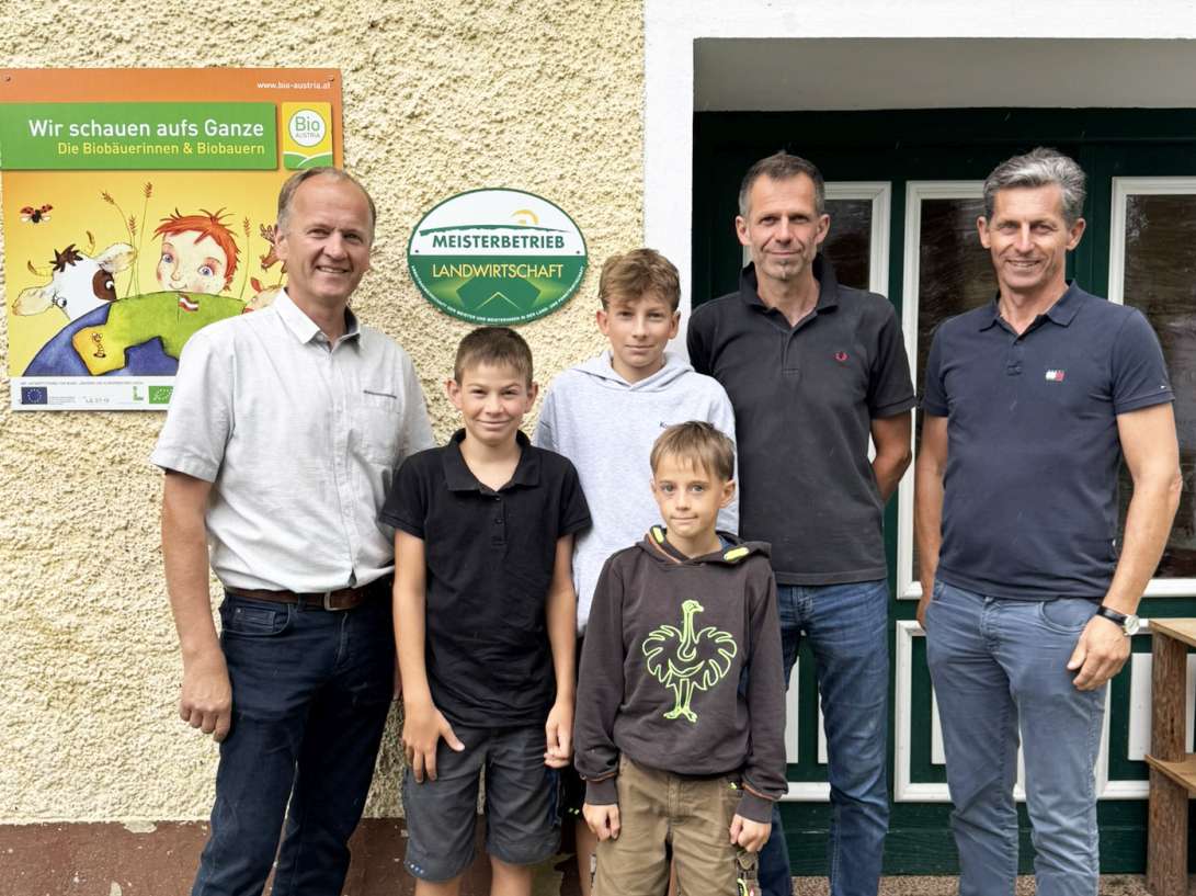 Familie Roitmeier mit BBK Obmann Wolfgang Keferböck und Dienststellenleiter Thomas Jungreuthmayer b.jpg © LK OÖ/Gerstl