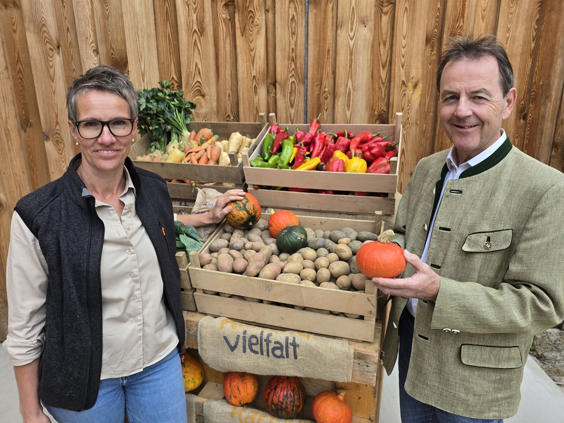 Silvia Fruhmann und LK-Präsident Nikolaus Berlakovich rufen zu regionalem Einkauf auf.jpg © LKBgld_Tesch-Wessely