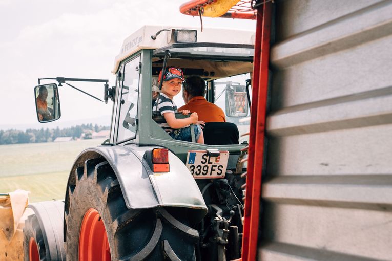 am-traktor-mitfahren-oberduernberg-sbg-urlaubambauernhof.jpg © Urlaub am Bauernhof