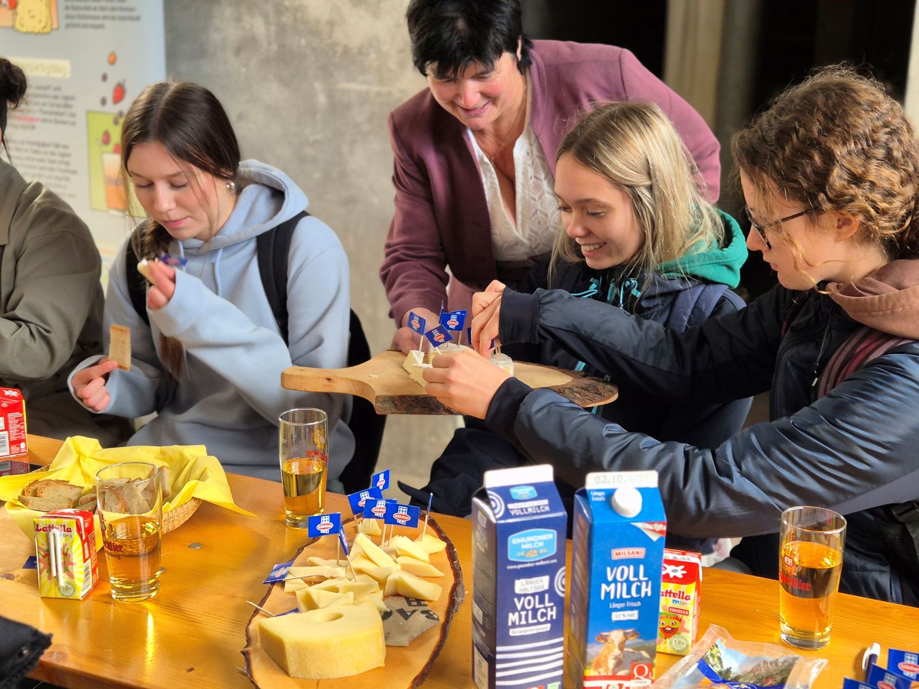 Produktverkostung und- kunde mit Bezirksbäuerin 2.jpg © BBK Scheibbs