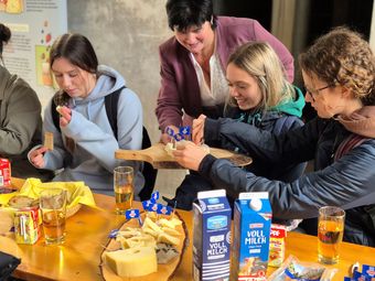 Produktverkostung und- kunde mit Bezirksbäuerin 2.jpg © BBK Scheibbs