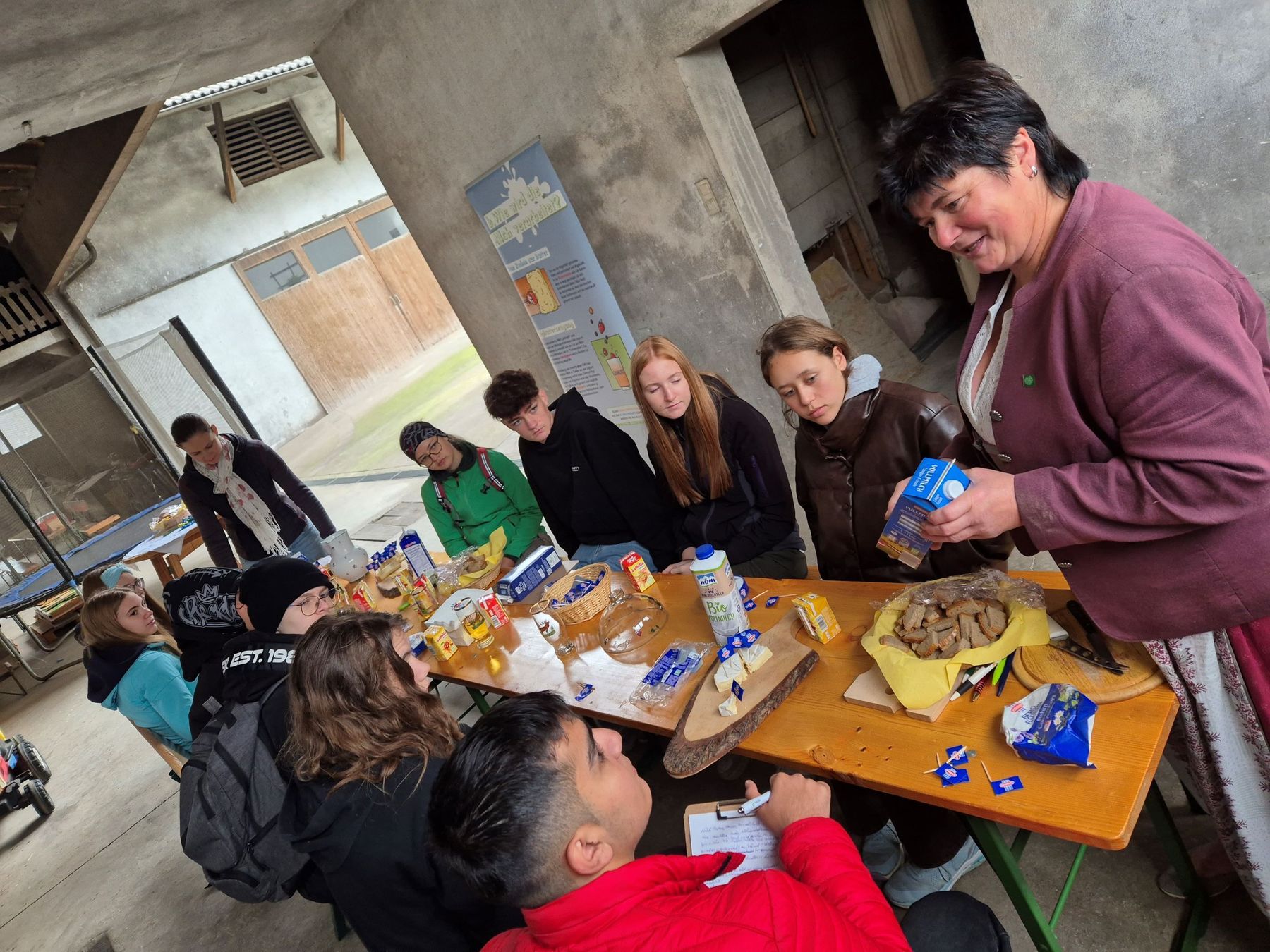 Produktverkostung und- kunde mit Bezirksbäuerin.jpg © BBK Scheibbs Produktverkostung und- kunde mit Bezirksbäuerin.jpg © BBK Scheibbs