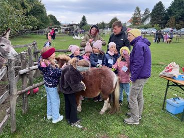Welttierschutztag - Kinder mit Pony.jpg © Claudine Mramor