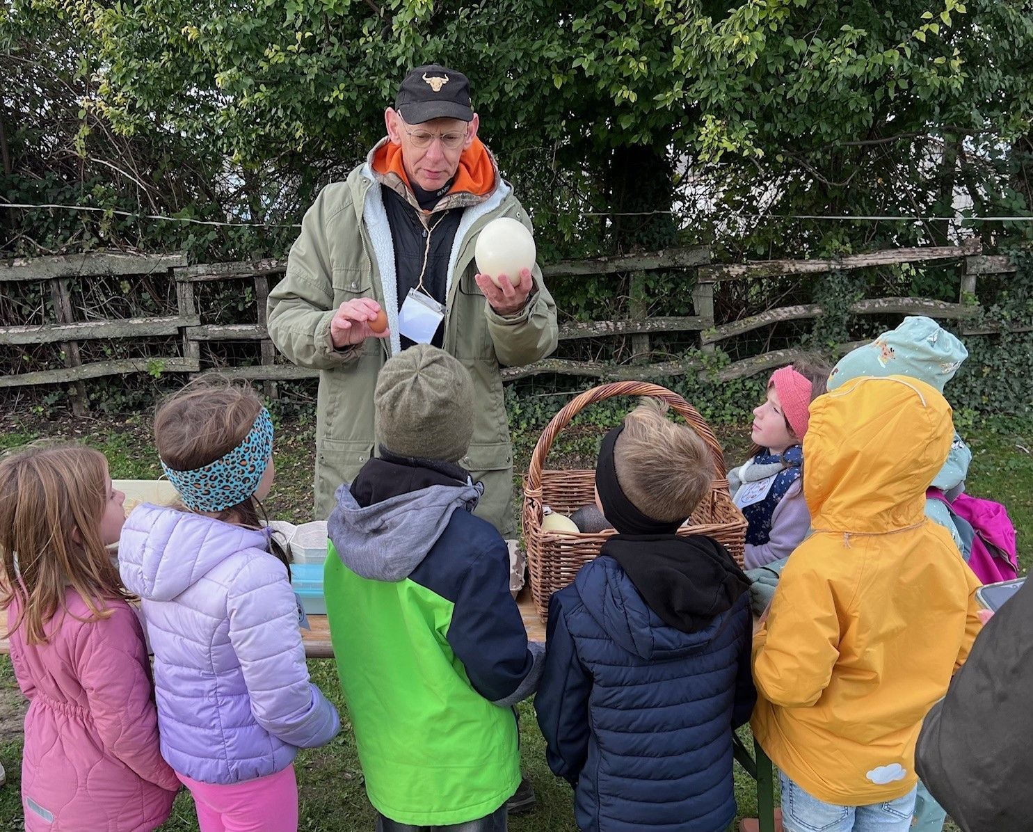Welttierschutztag - Kinder mit großem Eier.jpg © Claudine Mramor