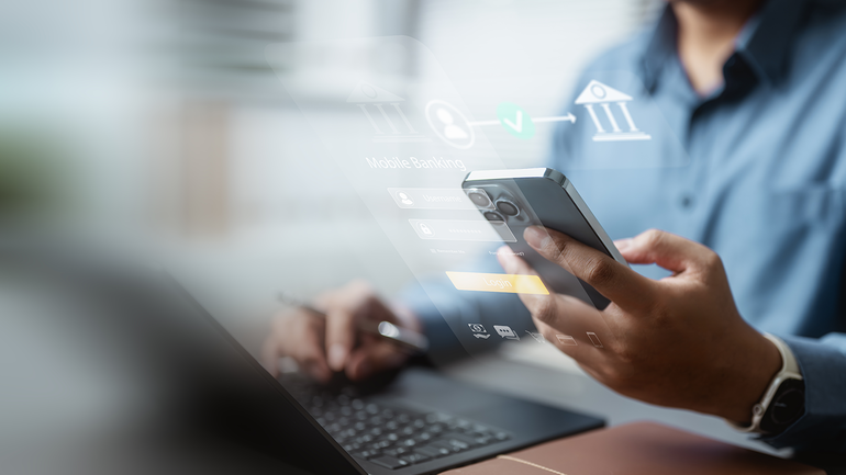 Ein Mensch, der auf Smartphone gerade etwas eintippt © Garun Studios – stock.adobe.com