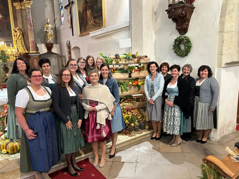 Erntedankfest Bäuerinnen Gruppenbild.jpg