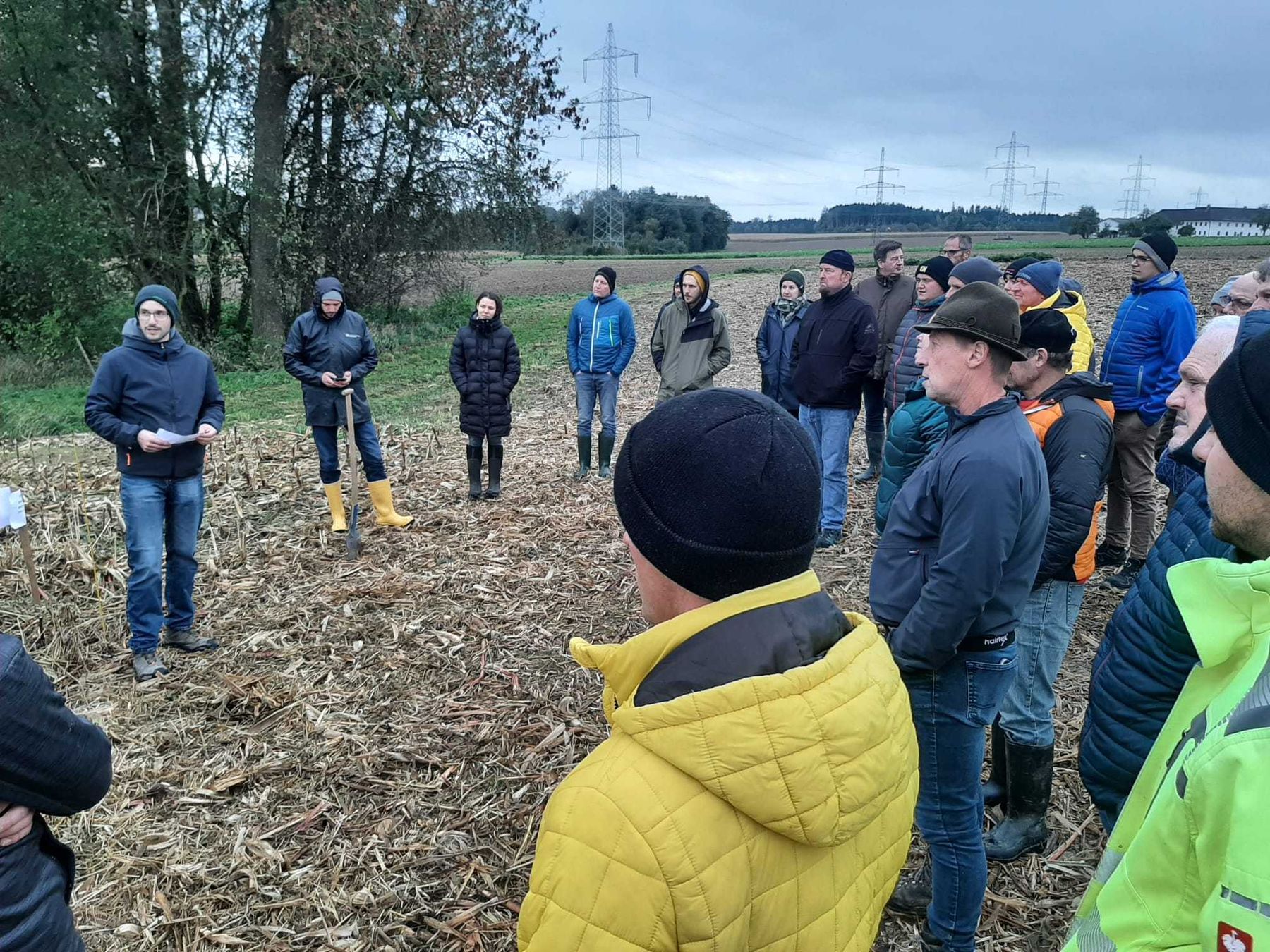 Eindrücke von der Feldbegehung am Betrieb Mauhart in Sipbachzell mit ca. 40 Teilnehmern. Die Themen waren: ▪︎Untersaatenversuch bei Körnermais
▪︎Soja-Direktsaat
▪︎Winterharter Zwischenfruchtbau
▪︎gewässerschonende Herbstdüngung
▪︎Pflanzenschutz - Datenübermittlung an BAB mittels ÖDÜPLAN.
Danke für das große Interesse! © BWSB