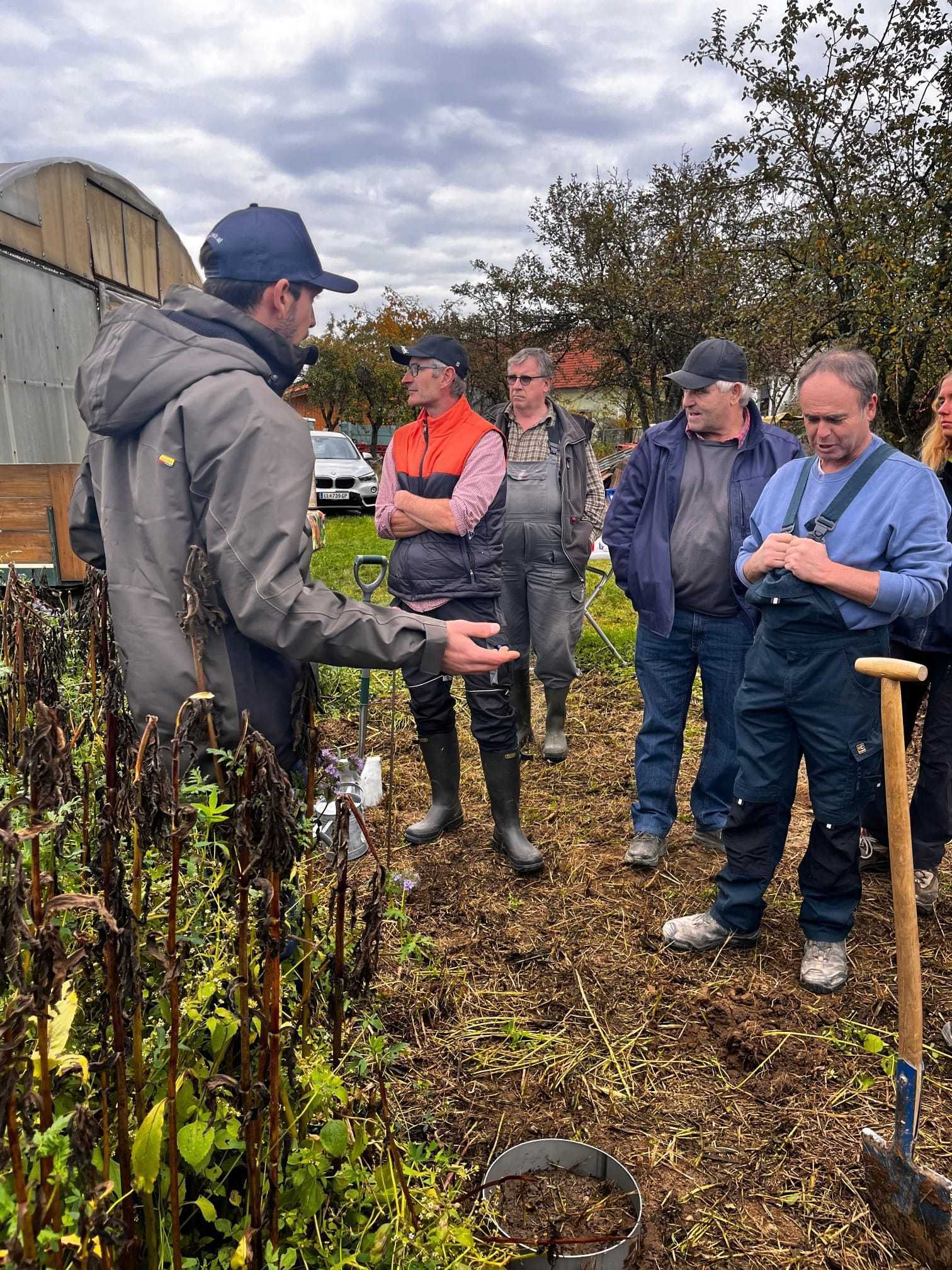 Am 17.10.2025 hatten wir die Möglichkeit bei der Feldbegehung des Arbeitskreises und der Ortsbauernschaft in Hartkirchen den Bodenkoffer vorzustellen. Die Teilnehmer konnten diesen auch gleich selbst testen. 
Zusätzlich zu den aktuellen PS-Infos von Jakob Angerer konnten sich die Teilnehmer und Berater in einer Diskussionsrunde austauschen, wodurch ein gelungener Nachmittag ausklang. © BWSB