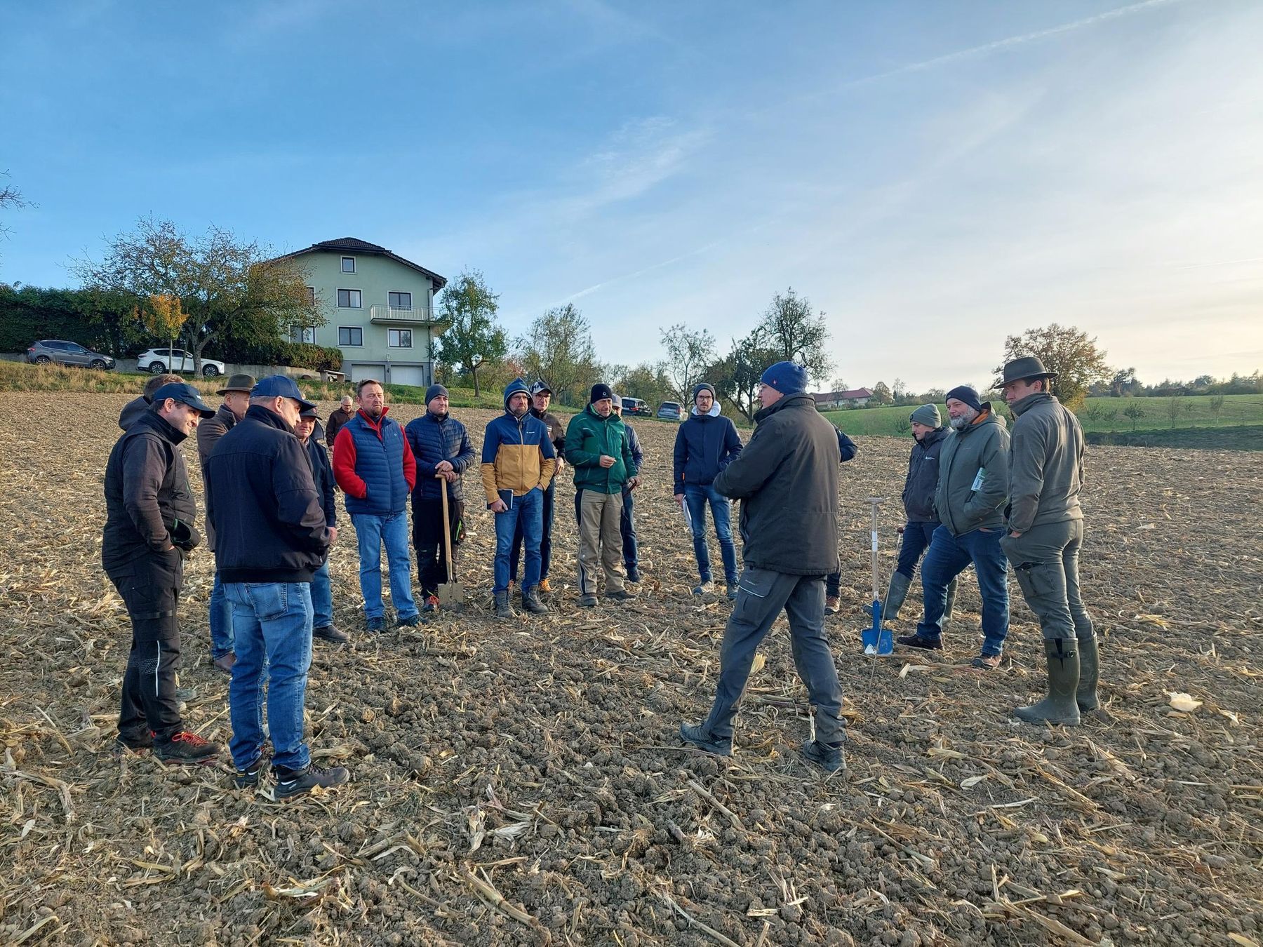 Eindrücke von der traditionellen Feldbegehung der Wasserbauern und Berater in Ansfelden am Betrieb von Wasserbauer Gregor Lehner mit Norbert Ecker. Nicht einmal der frische Herbstwind konnte uns vom vielen Diskutieren abhalten. Schwerpunkte waren Herbstmaßnahmen im Getreide und Raps, Bodenstruktur, Agroforst, Naturschutzflächen und natürlich der Zwischenfruchtanbau. DANKE! © BWSB