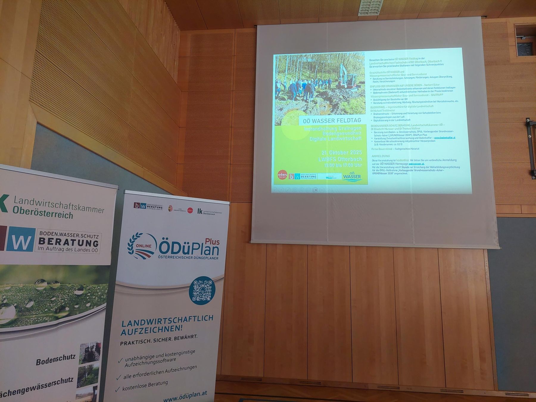 Eindrücke vom OÖ Wasser Praxis-Feldtag zu den Themen Instandhaltung Drainagen, Digitale Landwirtschaft,
Bodengesundheit und Zwischenfruchtanbau an der LWFBS Otterbach. Nach der praxisnahen Begutachtung einer "Drainagebaustelle", den Möglichkeiten einer Drohne (Blickwinkel digital service) konnten wir unseren Zwischenfruchtversuch vorstellen. Großes Danke an alle, die zum Gelingen der Veranstaltung beigetragen haben! © BWSB
