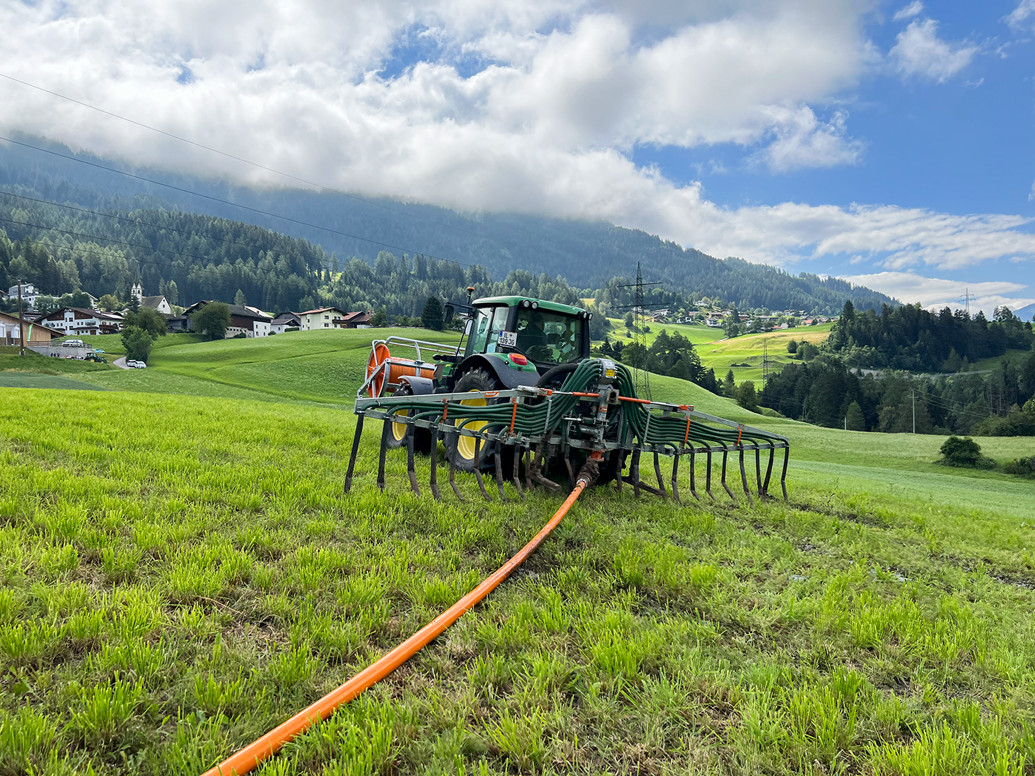 Traktor der auf Wiesen Gülle ausbringt © Reinhard Egger Traktor der auf Wiesen Gülle ausbringt © Reinhard Egger