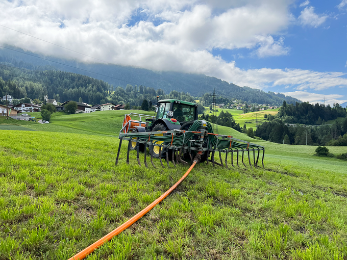 Traktor der auf Wiesen Gülle ausbringt © Reinhard Egger Traktor der auf Wiesen Gülle ausbringt © Reinhard Egger