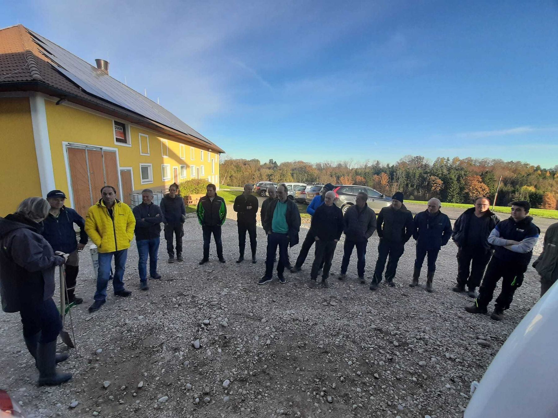 Eindrücke zur Feldbegehung in Steinhaus bei Wels. Dabei standen die Vorstellung des Bodenkoffers direkt am Feld durch Elisabeth Murauer und die Besichtigung eines Zwischenfruchtversuchs (verschiedene Anbautermine und Drohnensaat) im Mittelpunkt. Danke für das große Interesse! © BWSB