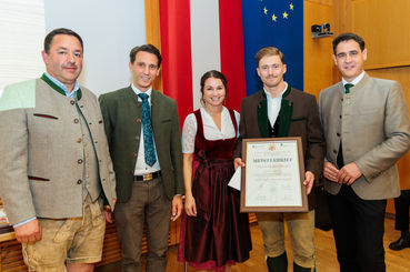 Foto 3 Der einzige Forstwirtschaftsmeister des Jahres 2025 Kevin Steiner flankiert von.....jpg © Wolfgang Janach