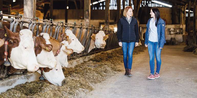 Offenes Ohr für die Bäuerinnen und Bauern: Agrarlandesrätin Simone Schmiedtbauer ist ständig auf Betrieben unterwegs, um Anliegen und Sorgen zu hören.jpg © Michaela Lorber