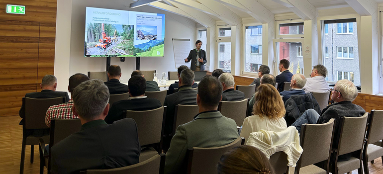 Saal mit Publikum und Vortragendem zum Thema Landwirtschaft und Tiroler Kultur schützen © LK Tirol