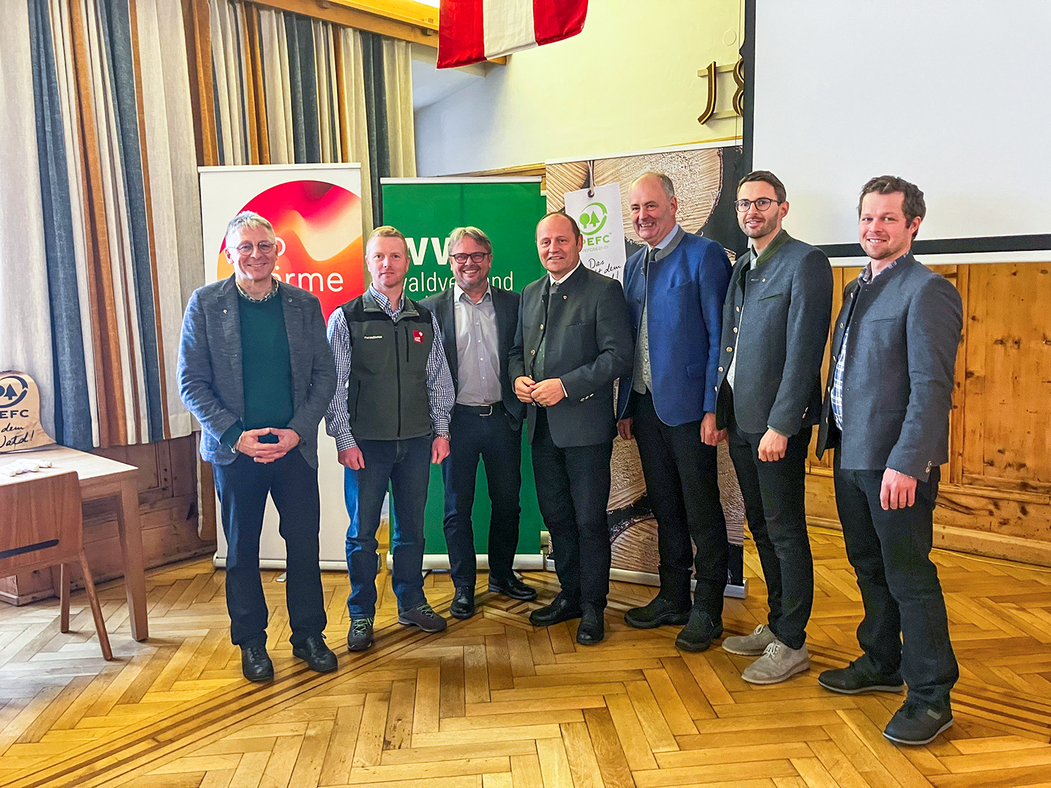 Gruppenfoto von Andreas Moser (BioWärme Tirol), Simon Klotz (Landesobmann-Stv. Waldaufseher), Hannes Ziegler (GF Maschinenring), LH-Stv. Josef Geisler, Waldverbandsobmann Josef Fuchs, LAK-Direktor Johannes Schwaighofer und LK-Bezirksobmann Andreas Prosch © Viertler