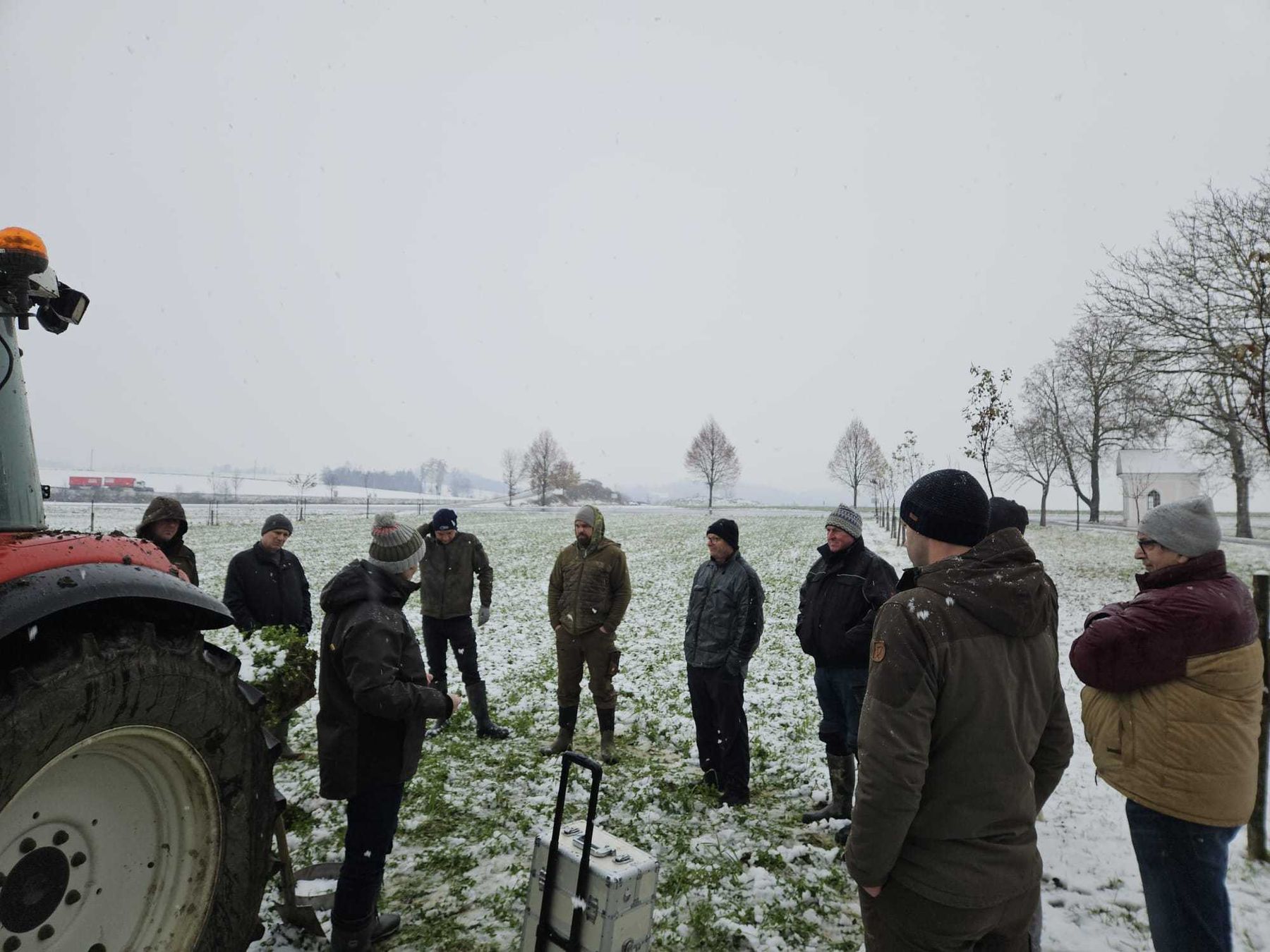 "Es gibt kein schlechtes Wetter, sondern nur schlechte Kleidung...." war das Motto bei der Feldbegehung in Dietach mit Elisabeth Murauer und Benedikt Ecker. Themen waren die Stationen des Bodenkoffers, aktuelles zu den neuen Vorgaben ab 2026 betreffend der Dokumentation von Pflanzenschutzmitteln sowie Infos zu Zwischenfrüchte. Großes Danke für das rege Interesse an die wetterfesten Teilnehmer! © BWSB