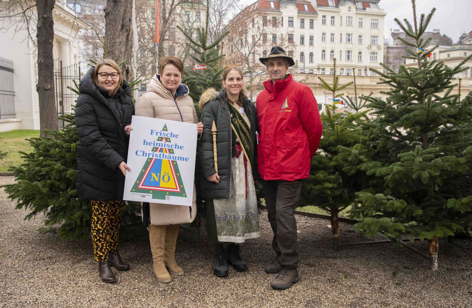 Gruppenbild_Christbaumsaison 2025.jpg © www.weihnachtsbaum.at/dielechnerei