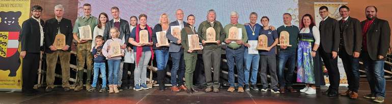 Gruppenfoto aller Bären_Quelle_Peball LV f. Bienenzucht.jpg © Peball/LV f. Bienenzucht