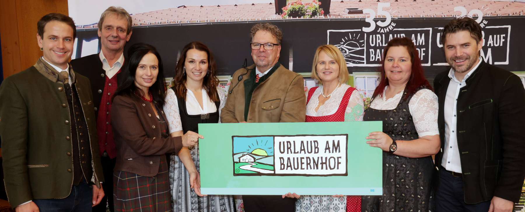 Foto 6_Geschäftsführerin Edith Sabath-Kerschbaumer und Obmann Günter Zeilinger mit Ehrengäste ©Wajand Dietmar.jpg © Dietmar Wajand