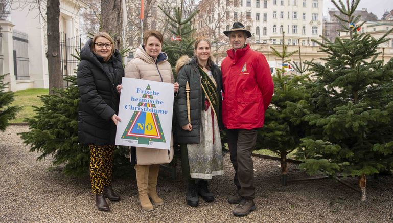 Gruppenbild_Christbaumsaison 2025 © www.weihnachtsbaum.at/dielechnerei