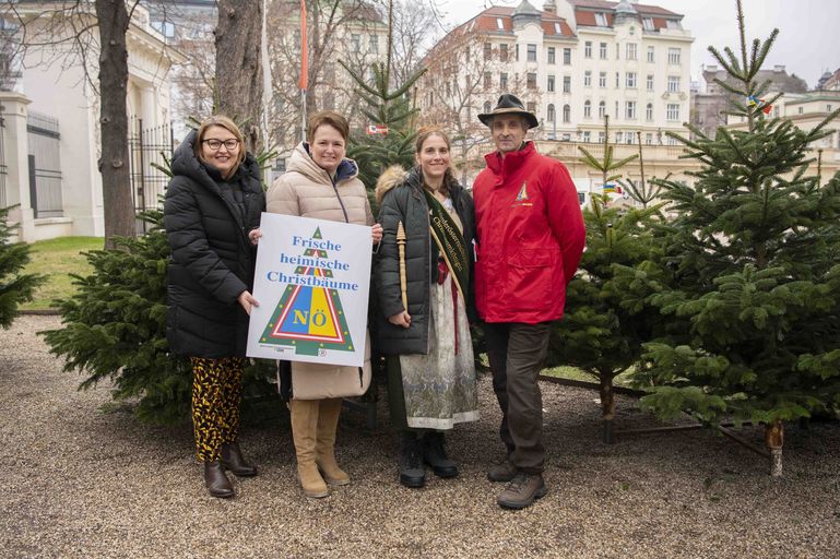 Gruppenbild_Christbaumsaison 2025 © www.weihnachtsbaum.at/dielechnerei