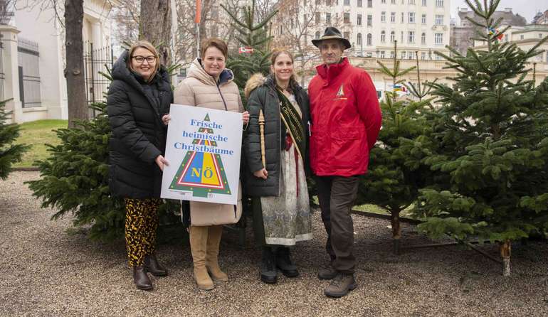 Gruppenbild_Christbaumsaison 2025.jpg © www.weihnachtsbaum.at/dielechnerei