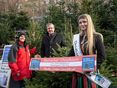 Die Steirerinnen und Steirer kaufen ihren Christbaum am liebsten direkt bei den Bauern. Im Bild: Präsident Andreas Steinegger (Mitte), Christbaumprinzessin Anna Friedl (rechts) und Obfrau Martina Lienhart (links). © LK Steiermark-Danner