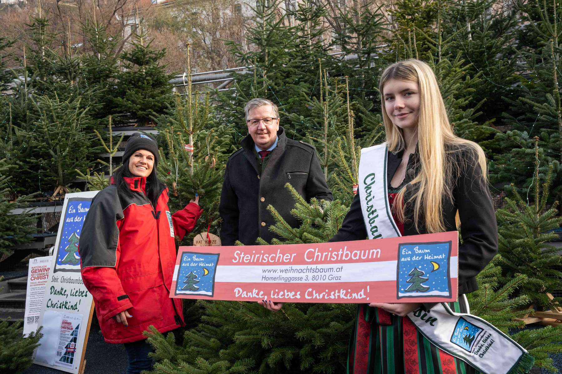 Die Steirerinnen und Steirer kaufen ihren Christbaum am liebsten direkt bei den Bauern. Im Bild: Präsident Andreas Steinegger (Mitte), Christbaumprinzessin Anna Friedl (rechts) und Obfrau Martina Lienhart (links). © LK Steiermark-Danner