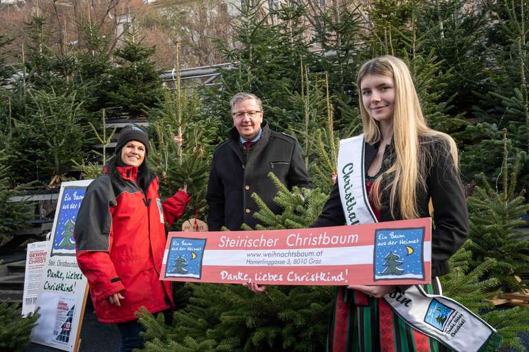 Die Steirerinnen und Steirer kaufen ihren Christbaum am liebsten direkt bei den Bauern. Im Bild: Präsident Andreas Steinegger (Mitte), Christbaumprinzessin Anna Friedl (rechts) und Obfrau Martina Lienhart (links). © LK Steiermark-Danner