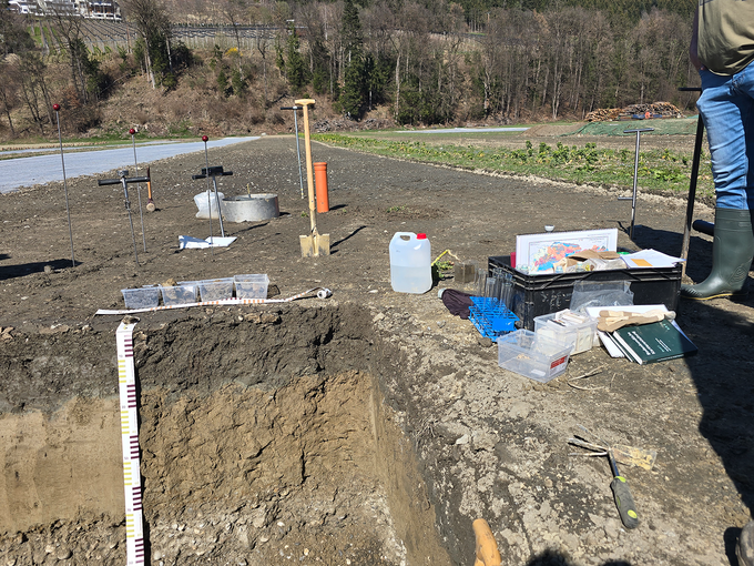 Überprüfung der Bodenbeschaffenheit an einem Gemüsefeld im Oberinntal © Unterfrauner
