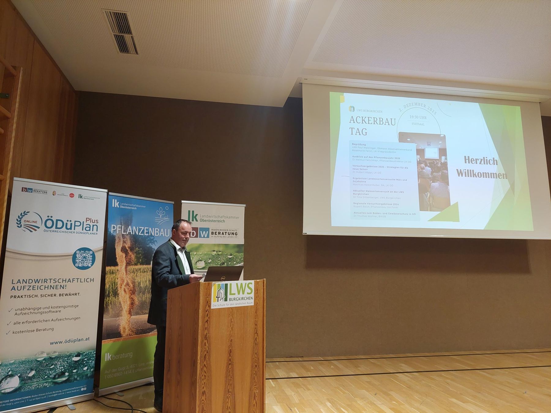Eindrücke vom Ackerbautag in der LWS Burgkirchen. Viele interessante Themen zum Pflanzenbau & Boden - und Gewässerschutz standen auf dem Programm. Danke für das rege Interesse! © BWSB