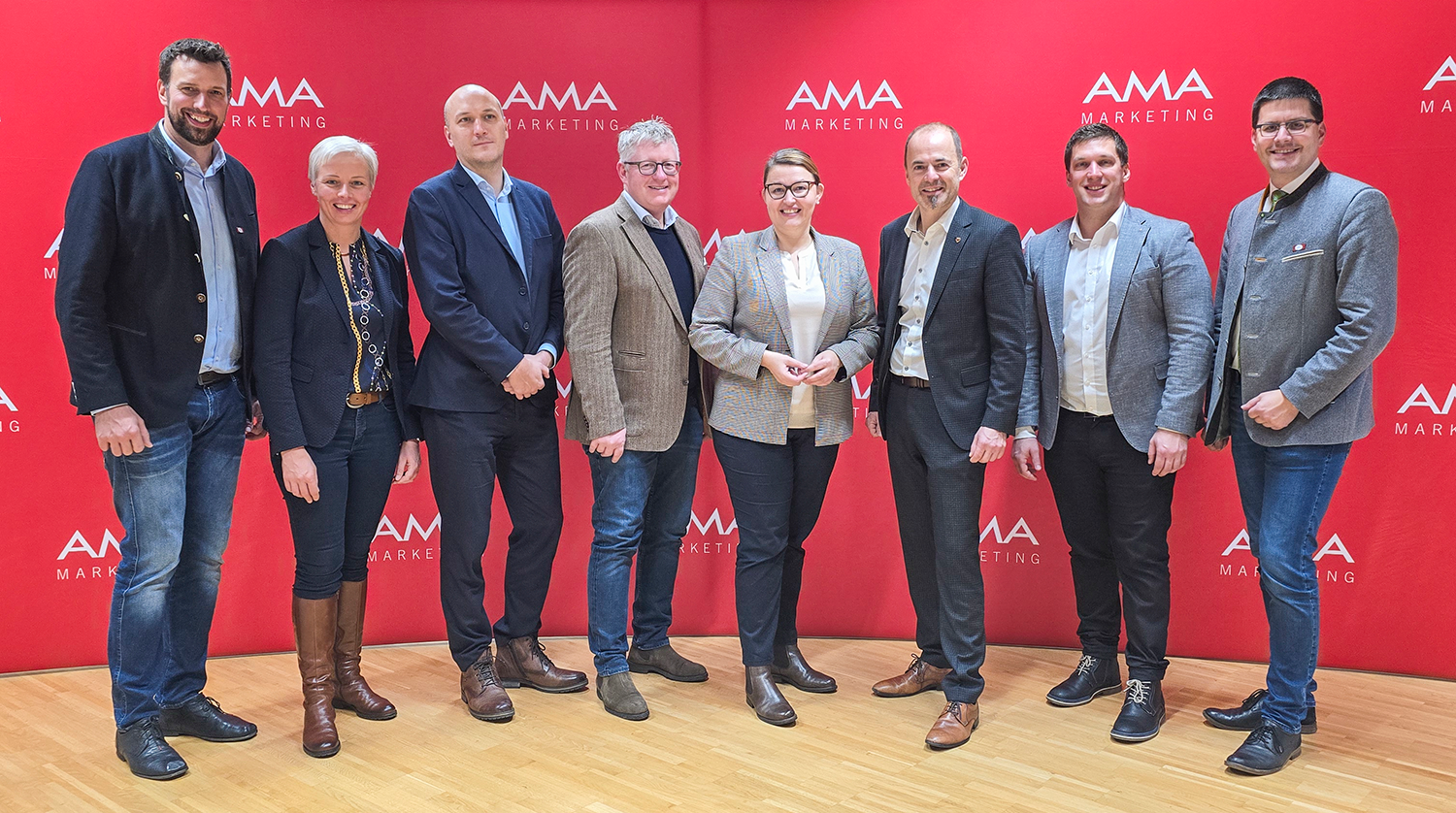 Gruppenfoto mit Michael Wurzrainer (Rinderzucht Tirol), Daniela Morgenbesser (Moderatorin), Christian Dürnberger (Ethiker), Stefan Lindner (Obmann Berglandmilch), Christina Mutenthaler-Sipek (GF AMA-Marketing), Josef Hechenberger (LK-Präsident), Andreas L © LK Tirol