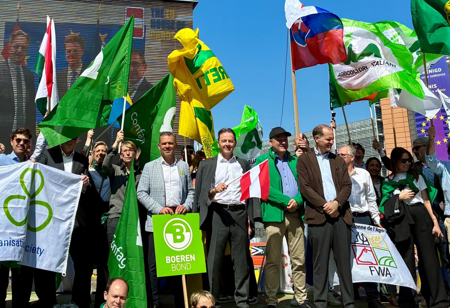 LK-Präsident Berlakovich mit Österreich-Fahne bei einer Kundgebung in Brüssel.jpg © LKO/Gröger