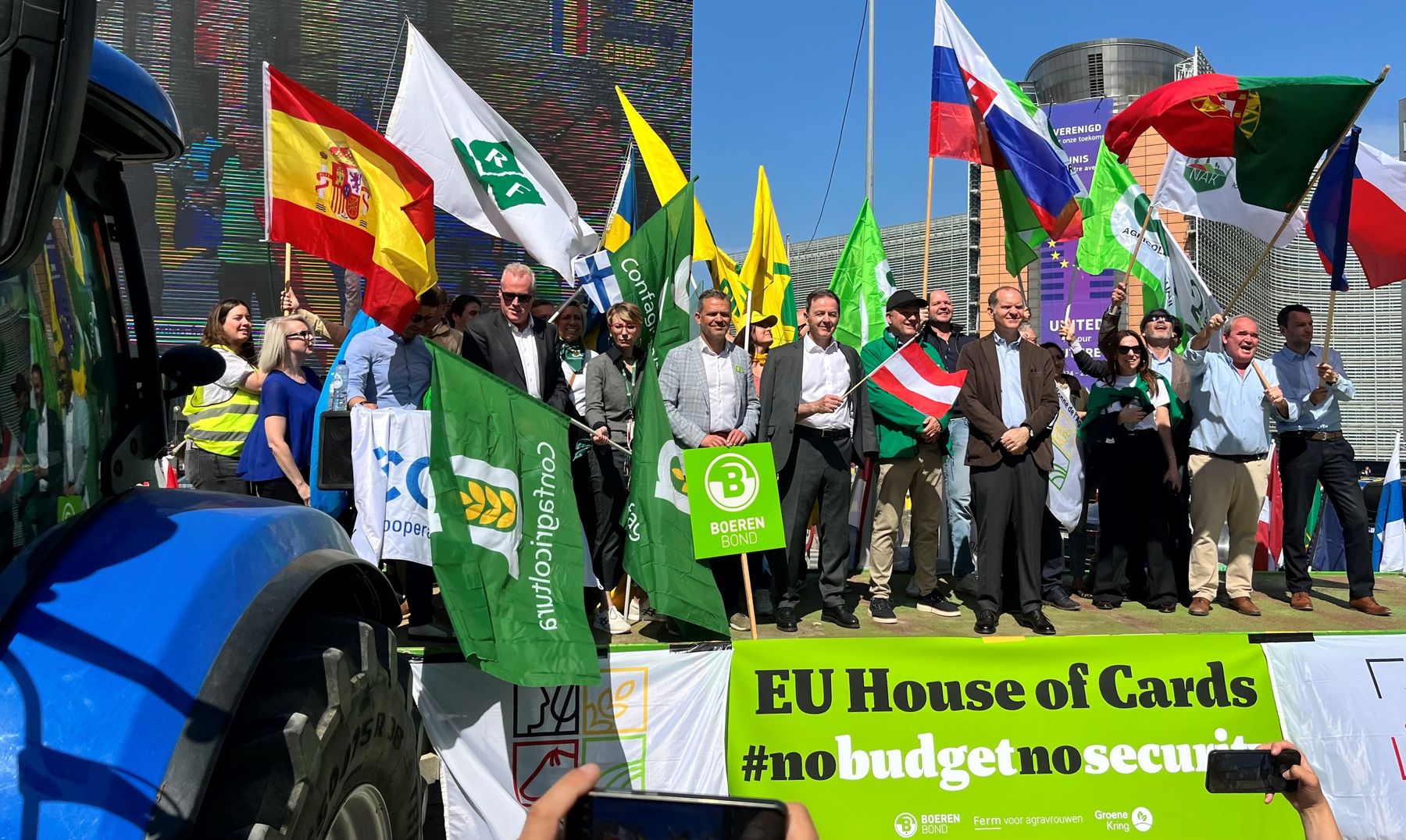 LK-Präsident Berlakovich mit Österreich-Fahne bei einer Kundgebung in Brüssel.jpg © LKÖ/Gröger