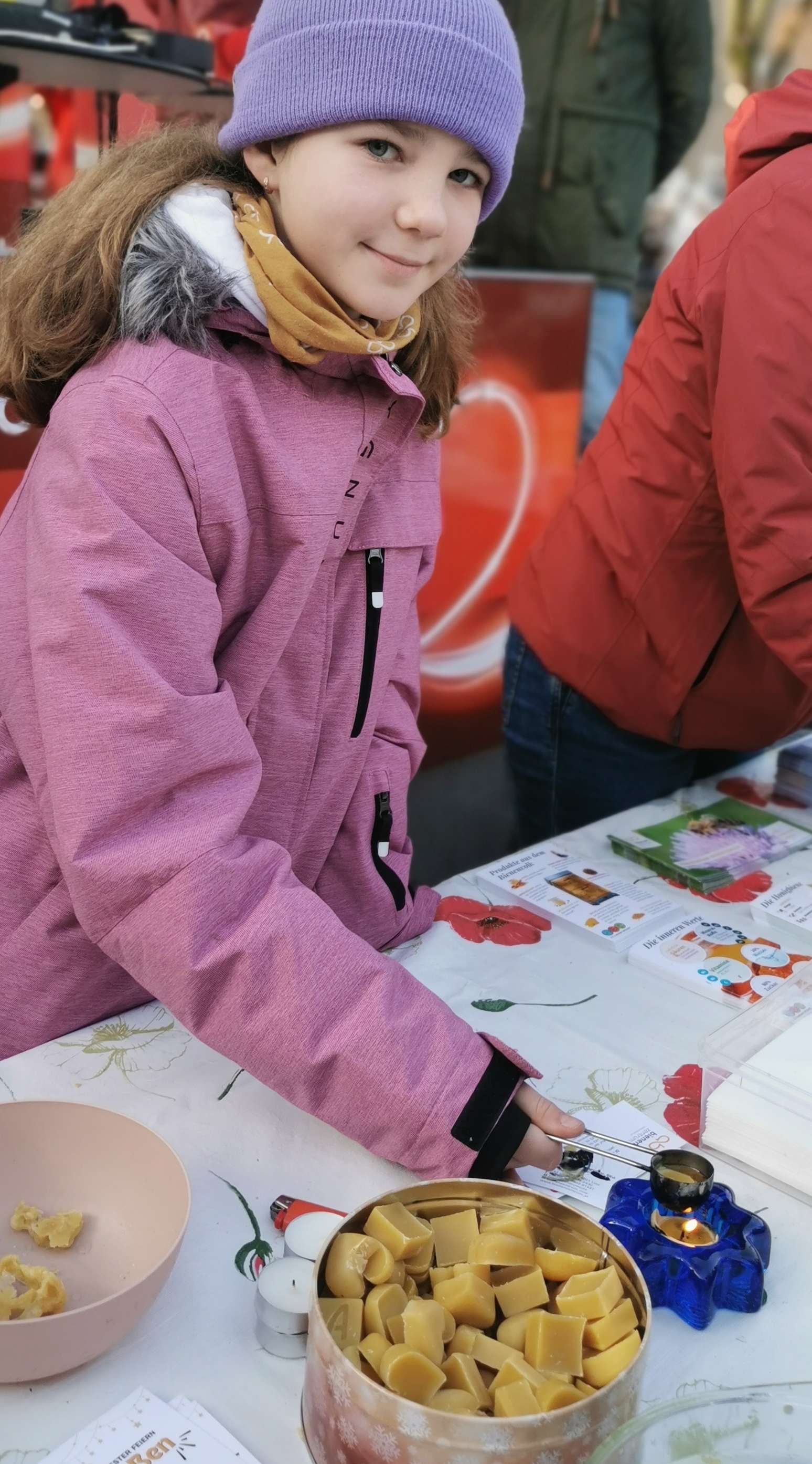 Maja Haslgrübler - unsere Helferin des Tages - tatkräftig beim Wachsschmelzen .jpg © Bienenzentrum OÖ