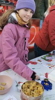 Maja Haslgrübler - unsere Helferin des Tages - tatkräftig beim Wachsschmelzen .jpg © Bienenzentrum OÖ