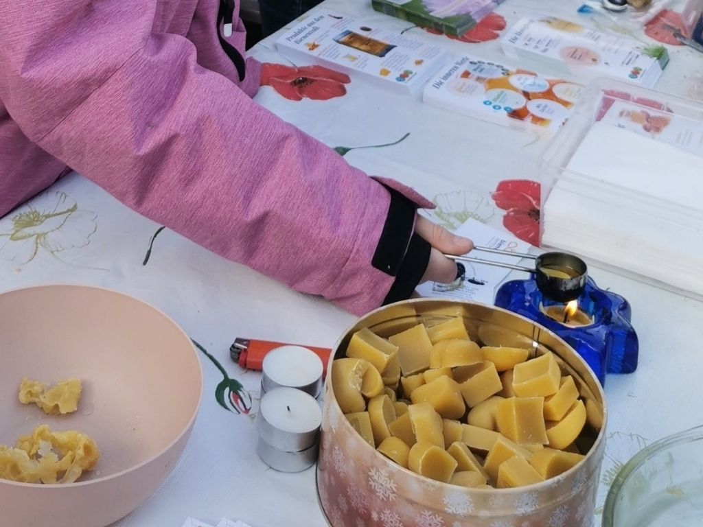 bz_Wachsgießen als nachhaltige Alternative für Silvester (c) Bienenzentrum OÖ.jpg © Bienenzentrum OÖ